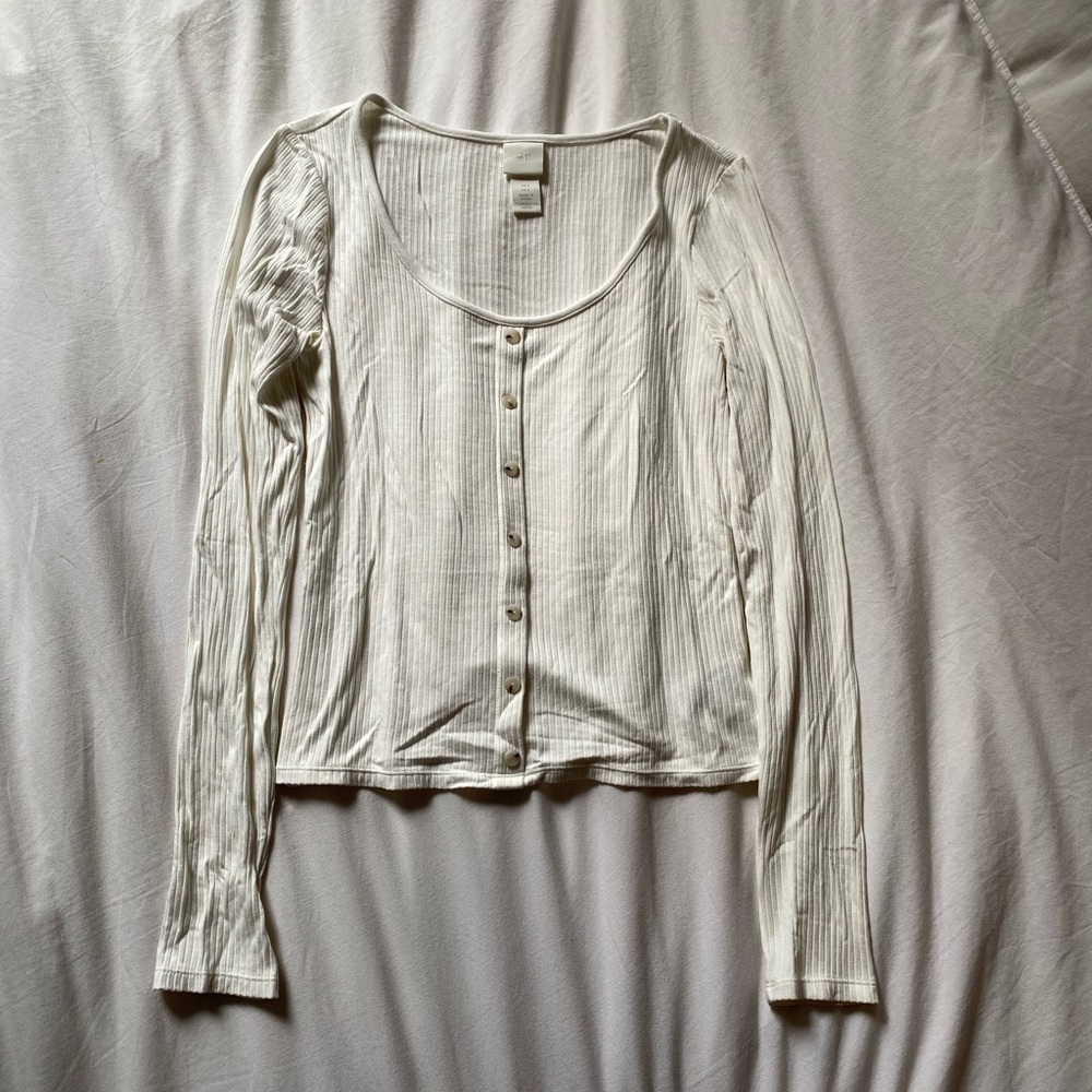 🔥5 for $25! H&M white long sleeve shirt